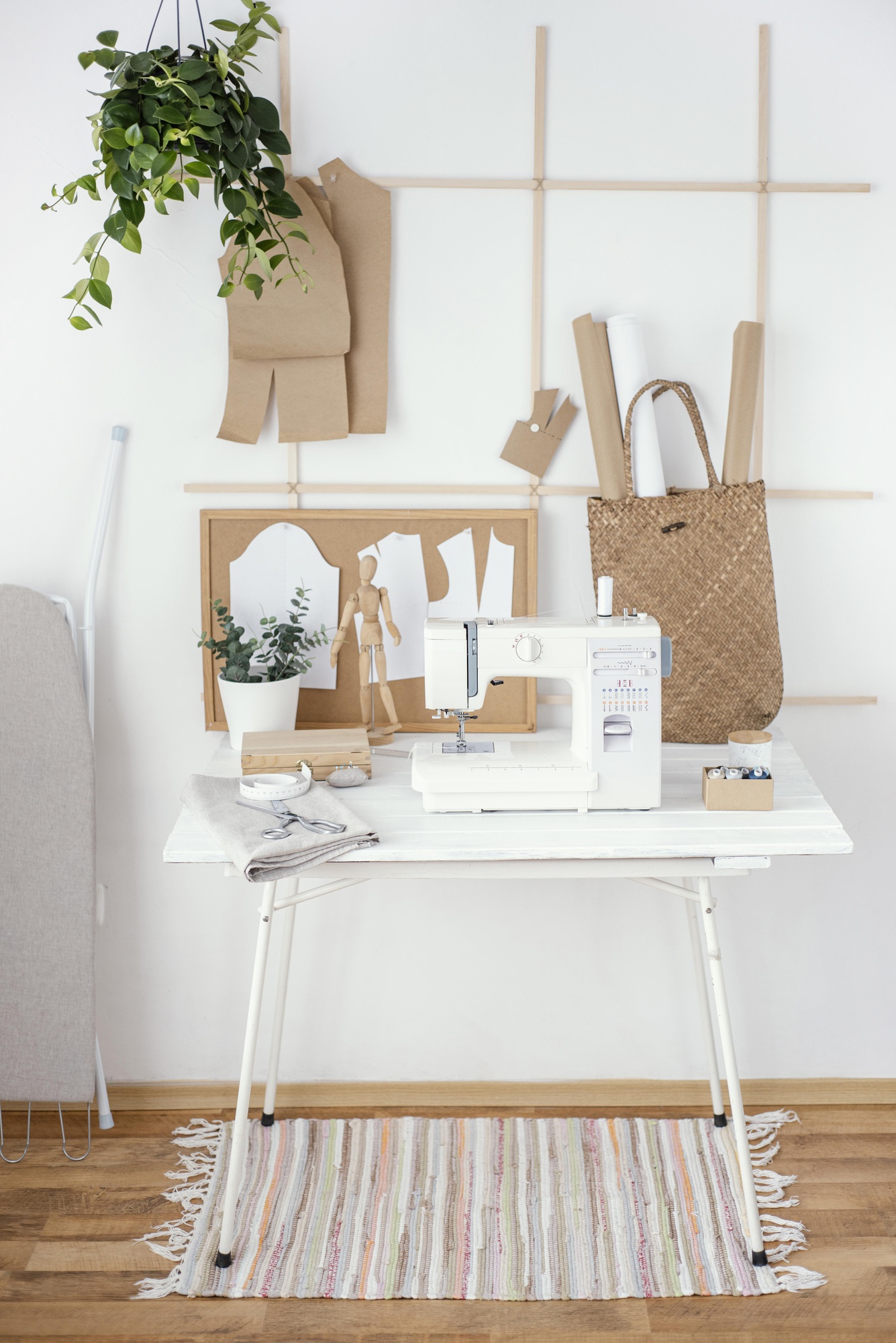 Interno atelier con luce naturale e attrezzi da ricamo